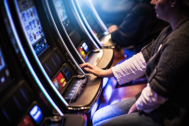 linitoto app showing live blackjack table with dealer and multilingual chat interface